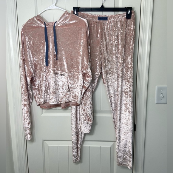 NWOT Spyder women’s‎ light pink soft velour hooded pull on pajama set stretch L